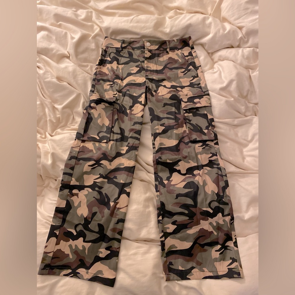 Low rise camo print flap pocket cargo pants